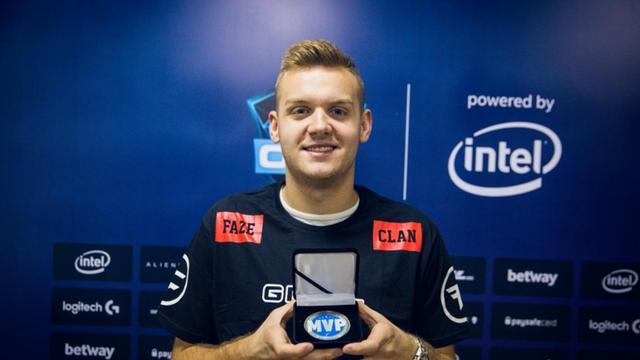 Rex Regum Qeon 向 Estrella 告别